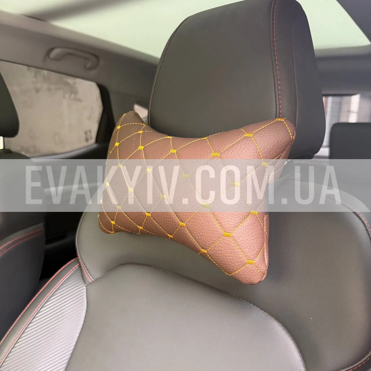 Подушка підголовник в авто коричнева - фото 2