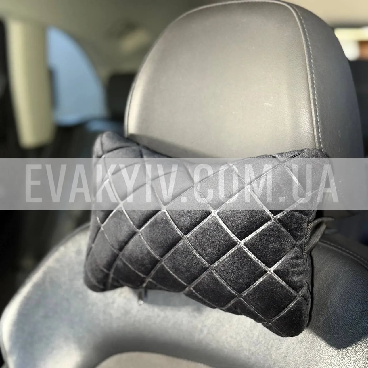 Подушка підголовник в авто чорна велюр - фото 2